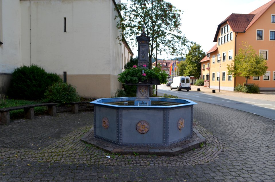 Wehingen, Gusseiserner Brunnen vor St. Ulrich