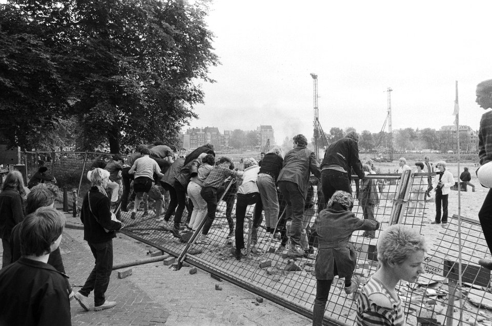 Vernieling op bouwplaats van de Stopera op het Waterlooplein diversen, Bestanddeelnr 932-2339