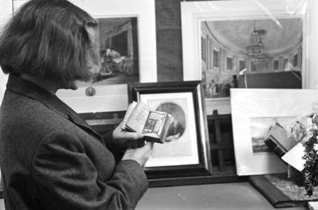 Verkooptentoonstelling in veilingsgebouw van Paul Brand het kleinste boekje van , Bestanddeelnr 917-1586