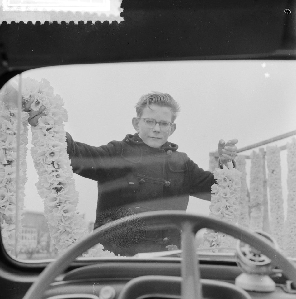 Verkoop van bloemenslingers in de Bollenstreek, Bestanddeelnr 911-1247
