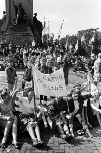 Verloving Prinses Beatrix , kinderen met spandoek Leve Prinses Beatrix en Claus, Bestanddeelnr 917-9192