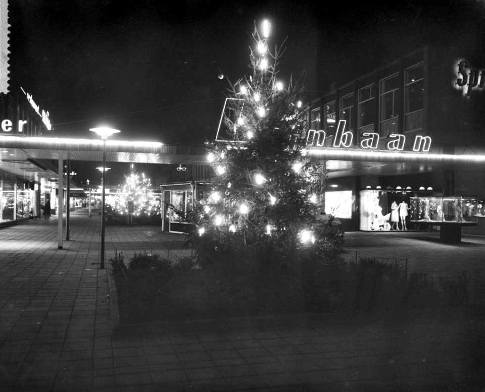 Verlichte kerstboom op de Lijnbaan te Rotterdam, Bestanddeelnr 910-8864