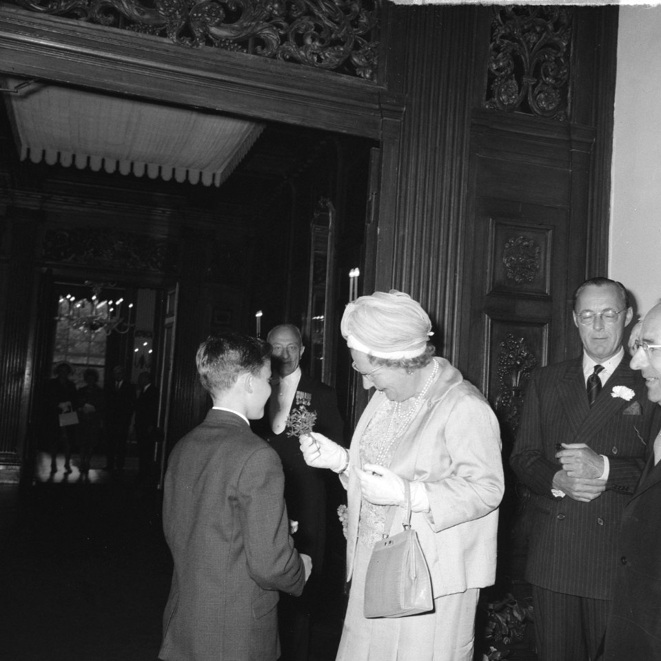 Verloving Prinses Beatrix , koningin Juliana krijgt bloe aangeboden in Treveszaa, Bestanddeelnr 917-9171