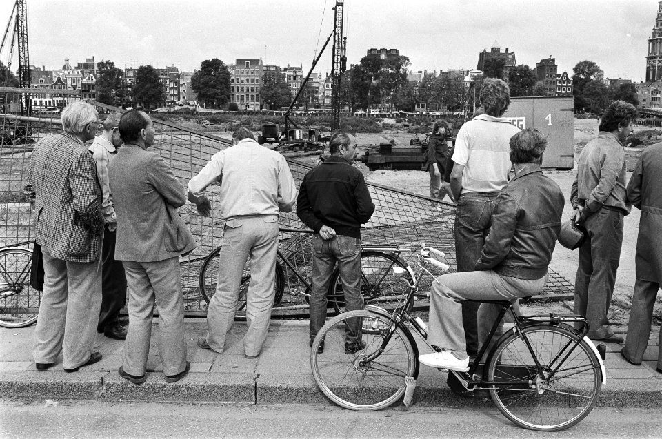 Vernielde graaf- en heimachines op Waterlooplein (Stopera) nieuwsgierigen bekijk, Bestanddeelnr 932-2352