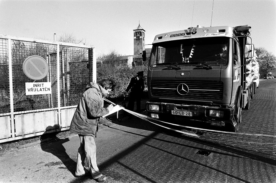 Werknemers papierfabriek Van Gelder in Velsen bewaken poort om uitgaande goederenstroom te kunnen controleren, lint sluit uitgang, Bestanddeelnr 931-4342