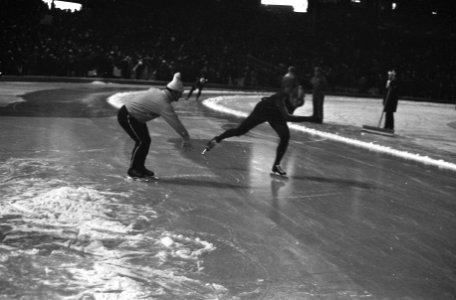 Wereldkampioenschappen schaatsen heren te Oslo Pfrommer geeft Schenk aanwijzing, Bestanddeelnr 925-3972