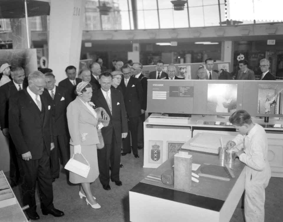 Werkbezoek Koningin aan Rotterdam (Bouwcentrum), Bestanddeelnr 907-7653