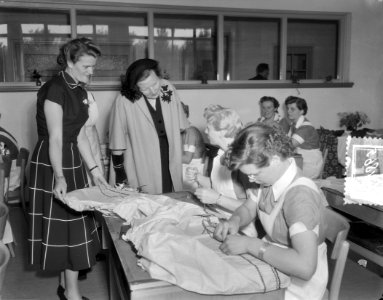 Werkbezoek koningin Juliana provincie Groningen, bezoek landbouw huishoudschool, Bestanddeelnr 906-4865