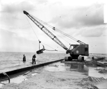 Werk aan Oosterpolder. Leggen van zinkstukken, Bestanddeelnr 905-1723