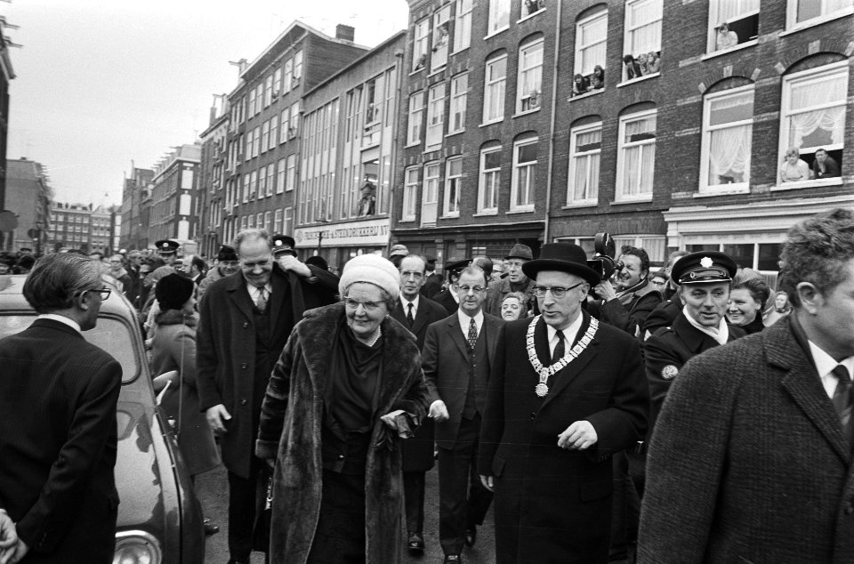Werkbezoek van koningin Juliana aan Amsterdam koningin Juliana bezoekt Borgerst, Bestanddeelnr 924-1936