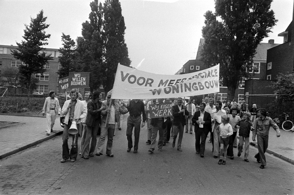 Werkloze bouwvakkers demonstreren in Amsterdam de bouwvakkers met spandoeken, Bestanddeelnr 927-2819