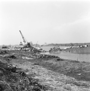 Werkzaamheden, arbeiders, draglines, water, keien, boten, bulldozers, Bestanddeelnr 253-7681