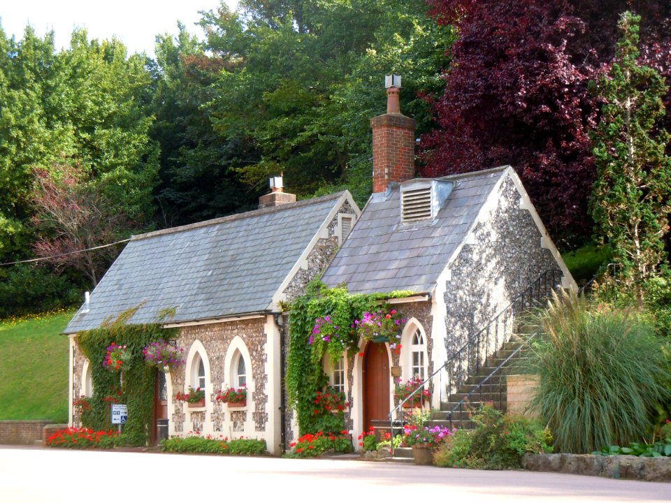Waiting Room next to Woodvale Cemetery Chapels and Crematorium, off Lewes Road, Brighton (August 2014)