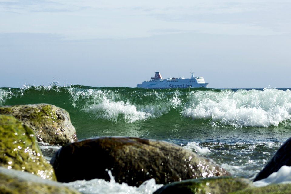 Welle Küste Rügen mit Schiff - Nationalpark Jasmund