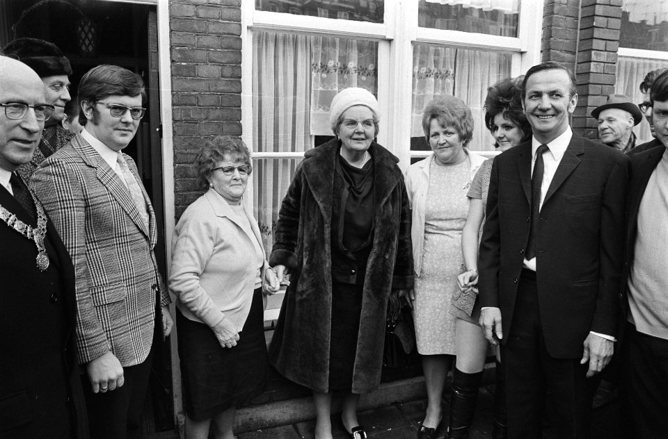 Werkbezoek van koningin Juliana aan Amsterdam koningin Juliana bezoekt Borgerst, Bestanddeelnr 924-1934