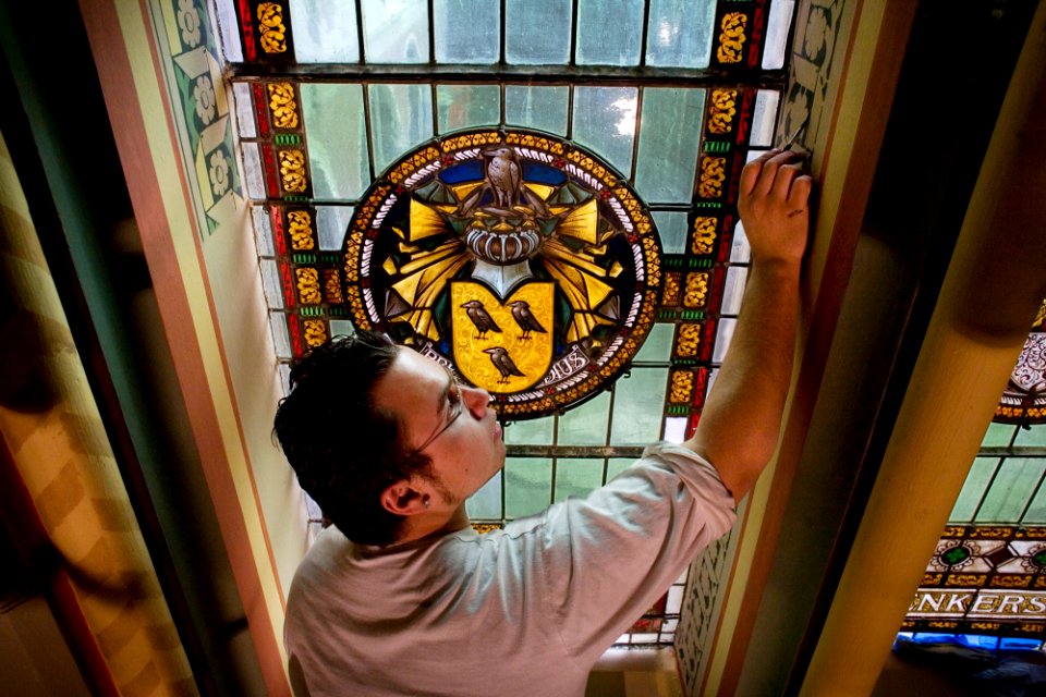Werk aan de decoraties in het trappenhuis
