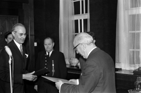 Werkgroep 1975, honderdduizend handtekeningen aan de burgemeester van Amsterdam , Bestanddeelnr 920-9223