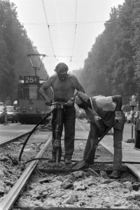 Werken met drilboor aan trambaan in Rijnstraat te Amsterdam, Bestanddeelnr 933-6899