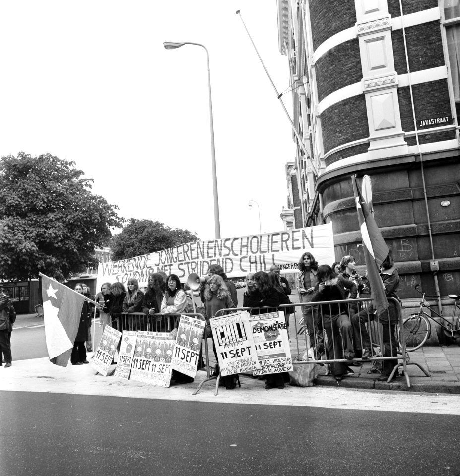 Werkende jongeren demonstreren bij Chileense ambassade in Den Haag, Bestanddeelnr 927-1791