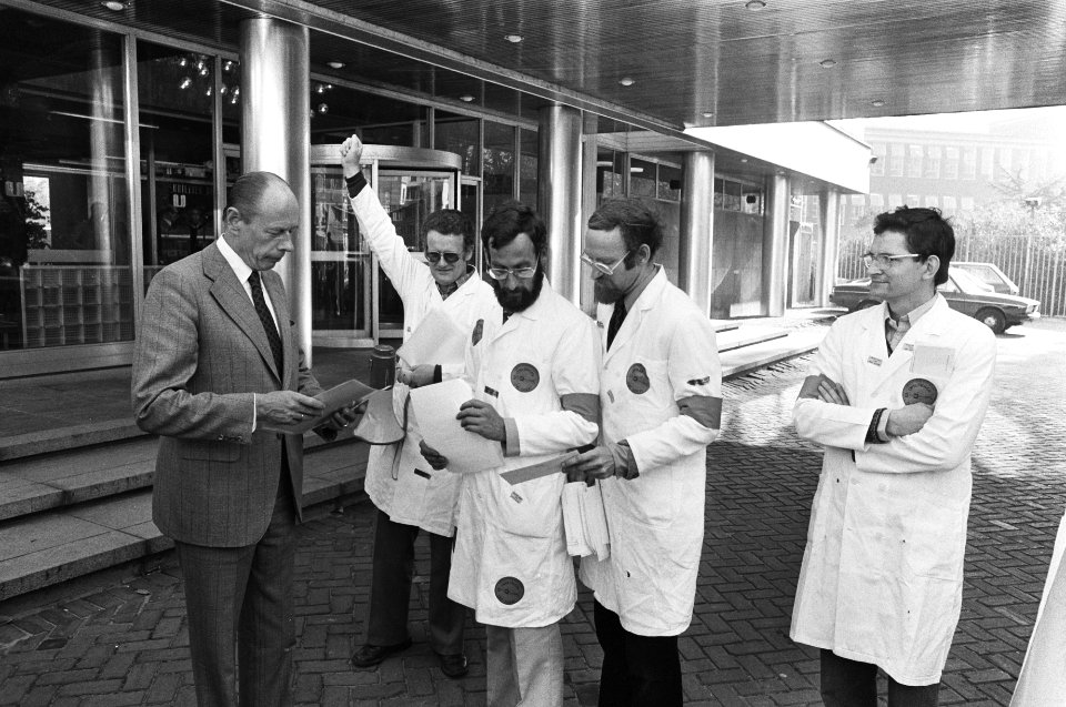 Werknemers Unilever-Researchlab uit Duiven demonstreren voor kantoor Unilever i, Bestanddeelnr 929-9456