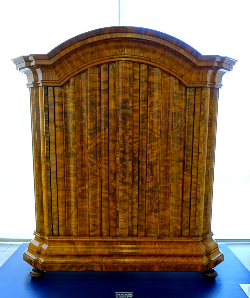 Wardrobe, probably Nuremberg, mid 1700s, spruce, walnut, maple - Germanisches Nationalmuseum - Nuremberg, Germany - DSC02539