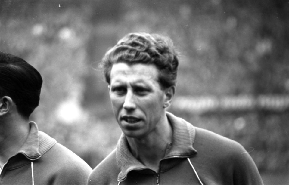 Wedstrijd Nederland tegen Hongarije 3 van der Hart , 4 Pieters Graafland , 5 Kl, Bestanddeelnr 912-4233