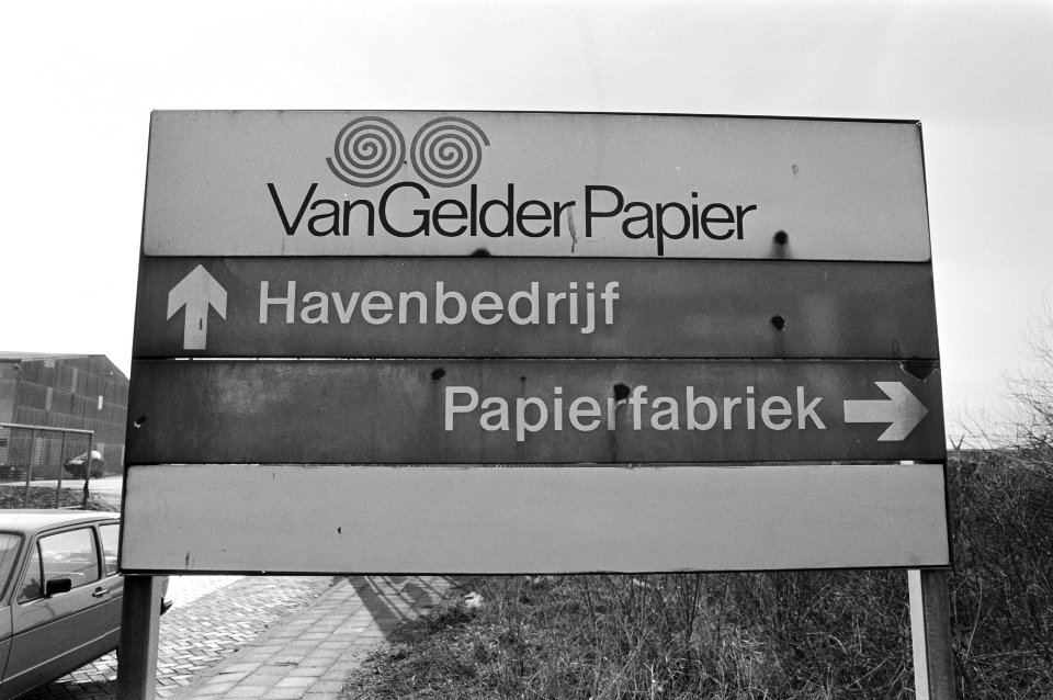 Wegwijzers bij het terrein van Van Gelder papier in Velsen, Bestanddeelnr 931-2844