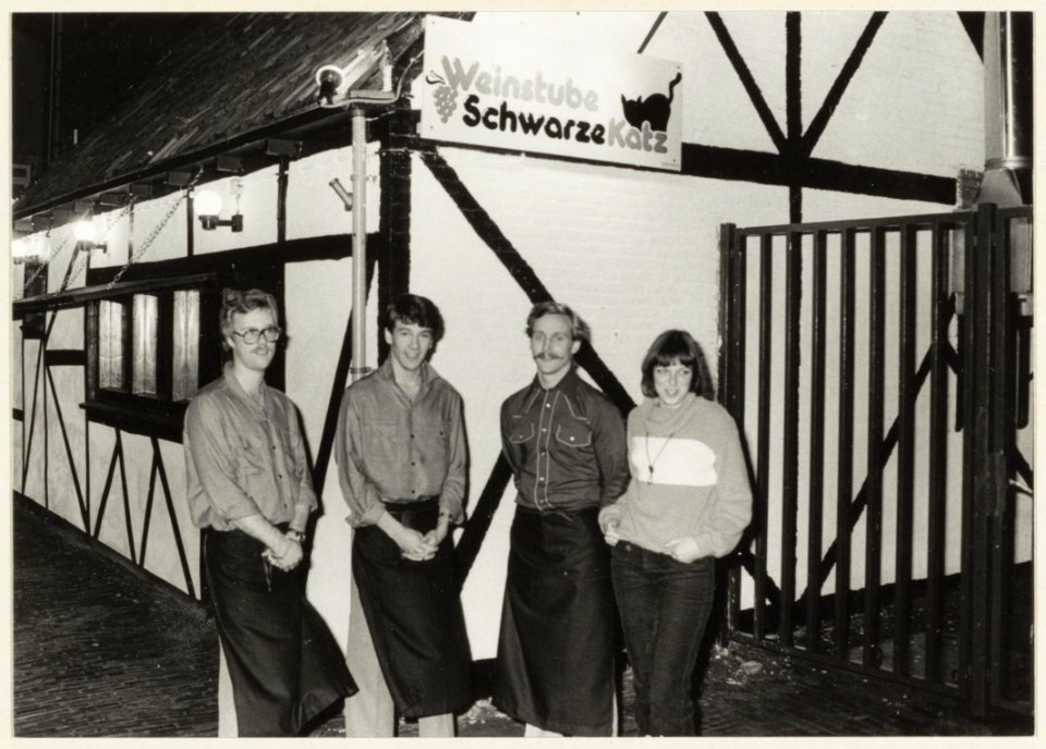 Weinstube Schwarze Katz. De bediening, v.l.n.r. Frans Meeuwen, Frits Nagtegaal, Paul en Marian van de Bunt. NL-HlmNHA 1478 1150