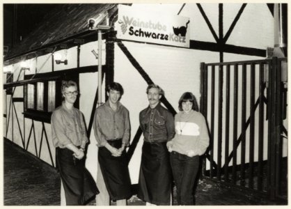 Weinstube Schwarze Katz. De bediening, v.l.n.r. Frans Meeuwen, Frits Nagtegaal, Paul en Marian van de Bunt. NL-HlmNHA 1478 1150