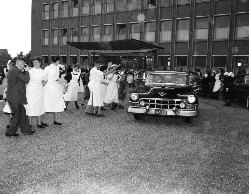 Werkbezoek Koningin Juliana aan Arnhem, opening Diaconessenhuis, Bestanddeelnr 907-4496