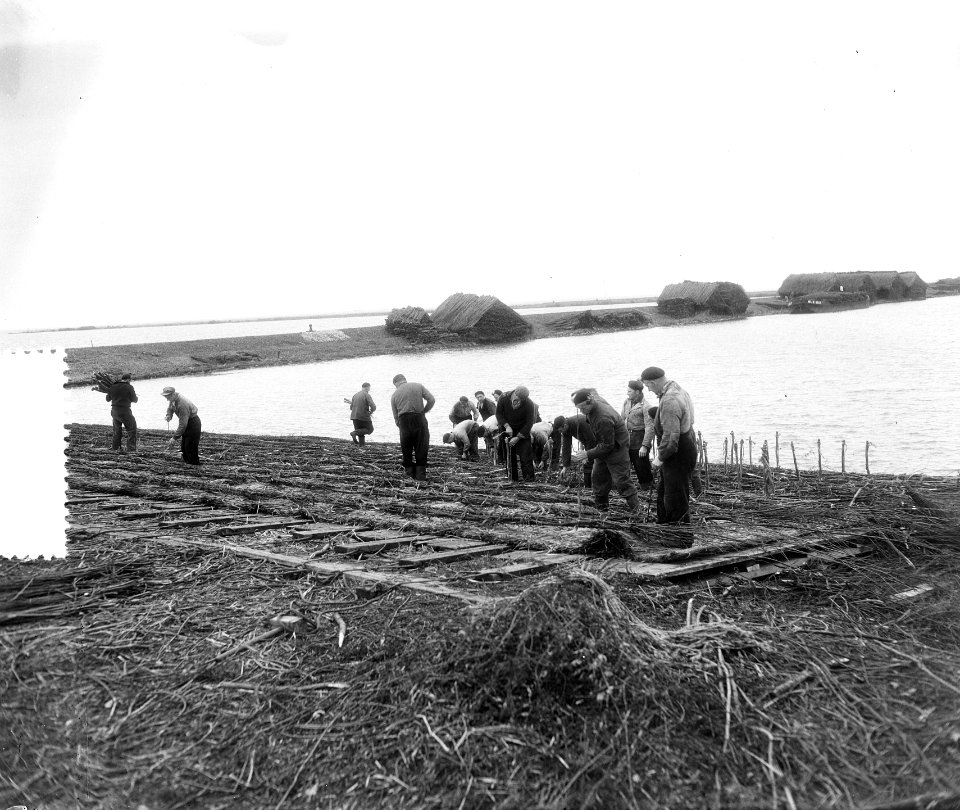 Werk aan sluiswerken Lelystad, versterken dijk, Bestanddeelnr 934-5708