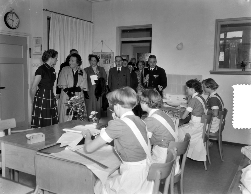 Werkbezoek koningin Juliana provincie Groningen, bezoek landbouw huishoudschool, Bestanddeelnr 906-4866