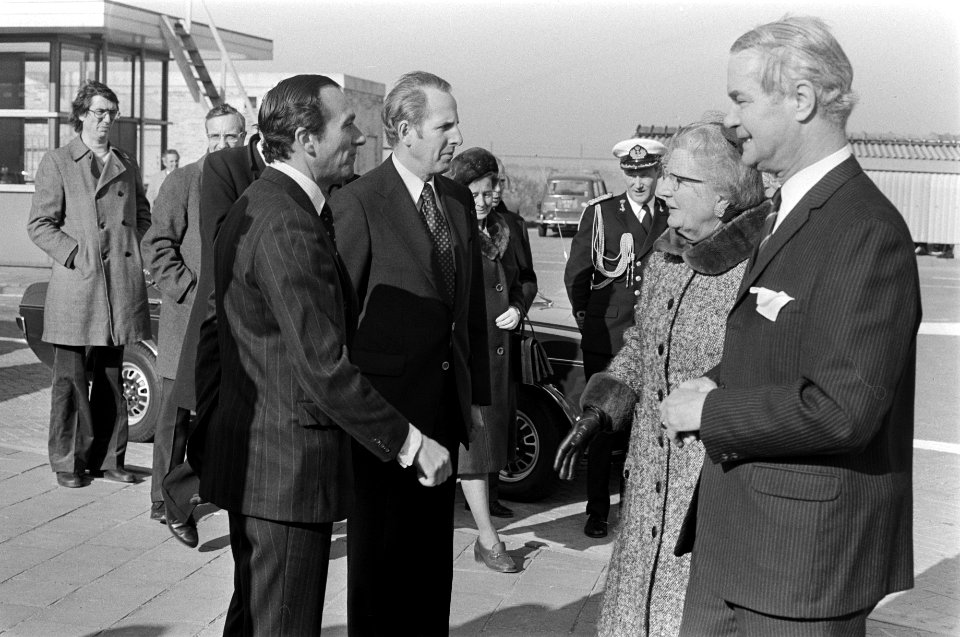 Werkbezoek koningin Juliana aan Amsterdam koningin Juliana tijdens begroeting, Bestanddeelnr 927-7697