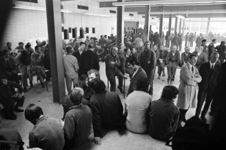 Werknemers van Werkspoor Utrecht staken. Discussierende stakende arbeiders in ee, Bestanddeelnr 922-9622