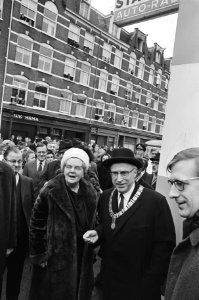 Werkbezoek van koningin Juliana aan Amsterdam koningin Juliana bezoekt Borgerst, Bestanddeelnr 924-1931