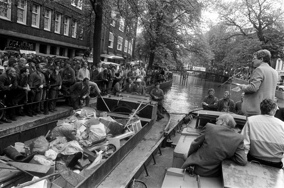 Werknemers van de stadsreiniging op hun schip, Bestanddeelnr 932-6235