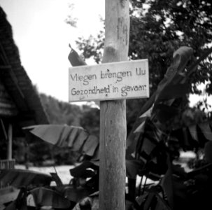 Waarschuwingsbord in het miliatire kampement bij Zanderij in Suriname, Bestanddeelnr 252-6397
