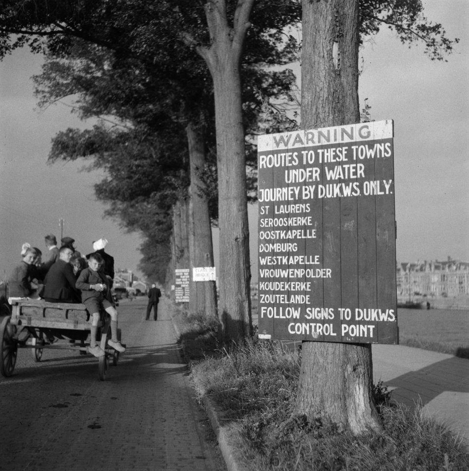 Waarschuwingsbord aan een boom bevestigd langs een weg langs het kanaal in Midd…, Bestanddeelnr 900-7605