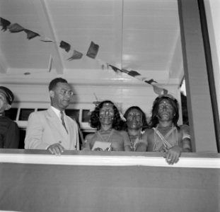 Wajana-indianen in Albina. Links Johan Ferrier, voorzitter van de Regeringsraad, Bestanddeelnr 252-4492