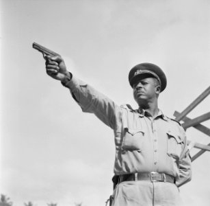 Wapemoefening op de Politieschool in Suriname, Bestanddeelnr 252-2400