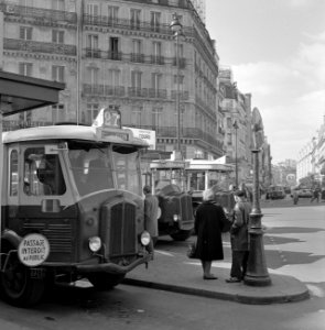 Wachten bij de bushalte van Gare Saint-Lazare, Bestanddeelnr 254-0645