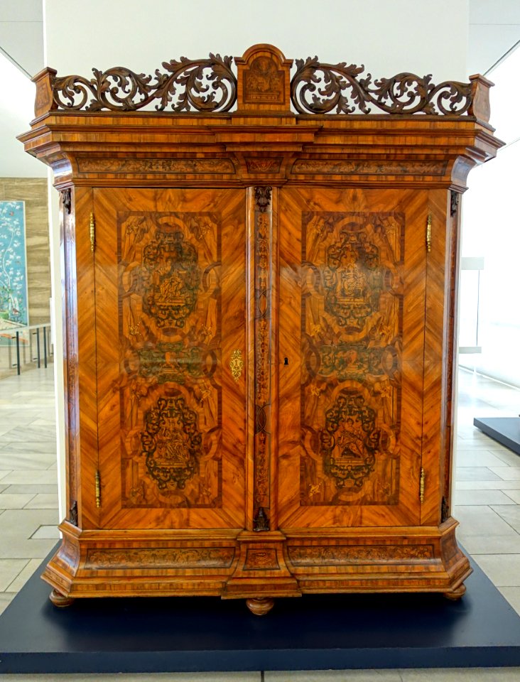 Wardrobe, probably from Regensburg, 1745, fir, spruce, walnut, maple, oak, padauk, plum wood, sheet brass - Germanisches Nationalmuseum - Nuremberg, Germany - DSC02484