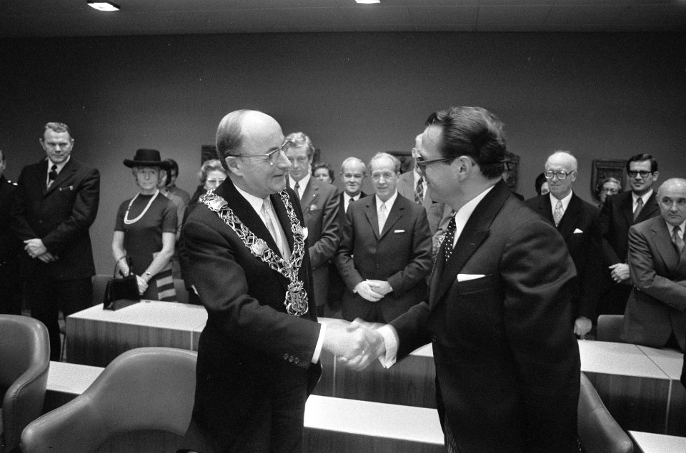Waarnemend burgemeester Van Elk (rechts) feliciteert burgemeester Van der Lee, Bestanddeelnr 926-8645