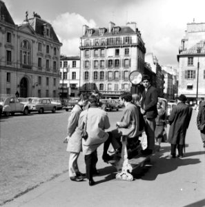 Wachten bij een bushalte in Saint-Germain-des-Prés, Bestanddeelnr 254-0450
