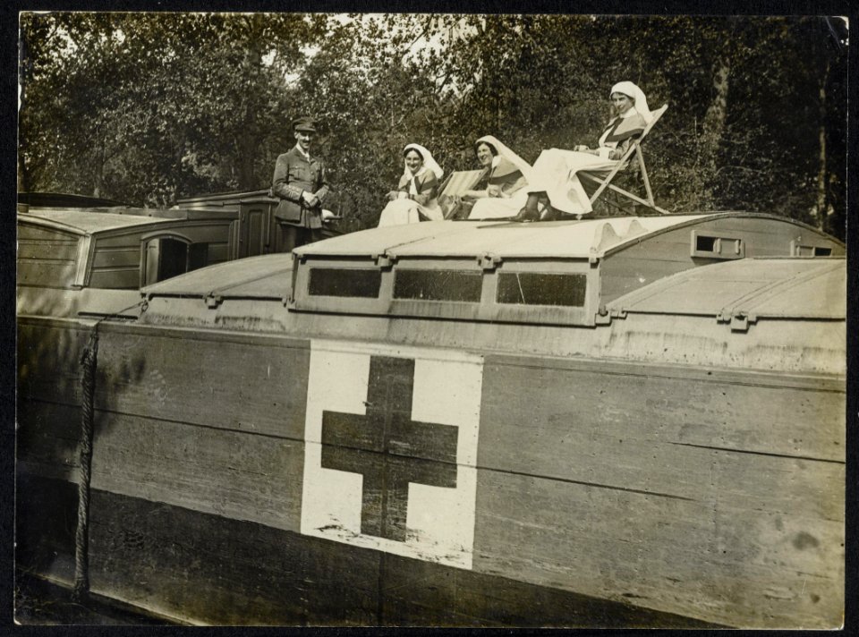 Waiting for the arrival of patients on a hospital barge, Bestanddeelnr 158-0892