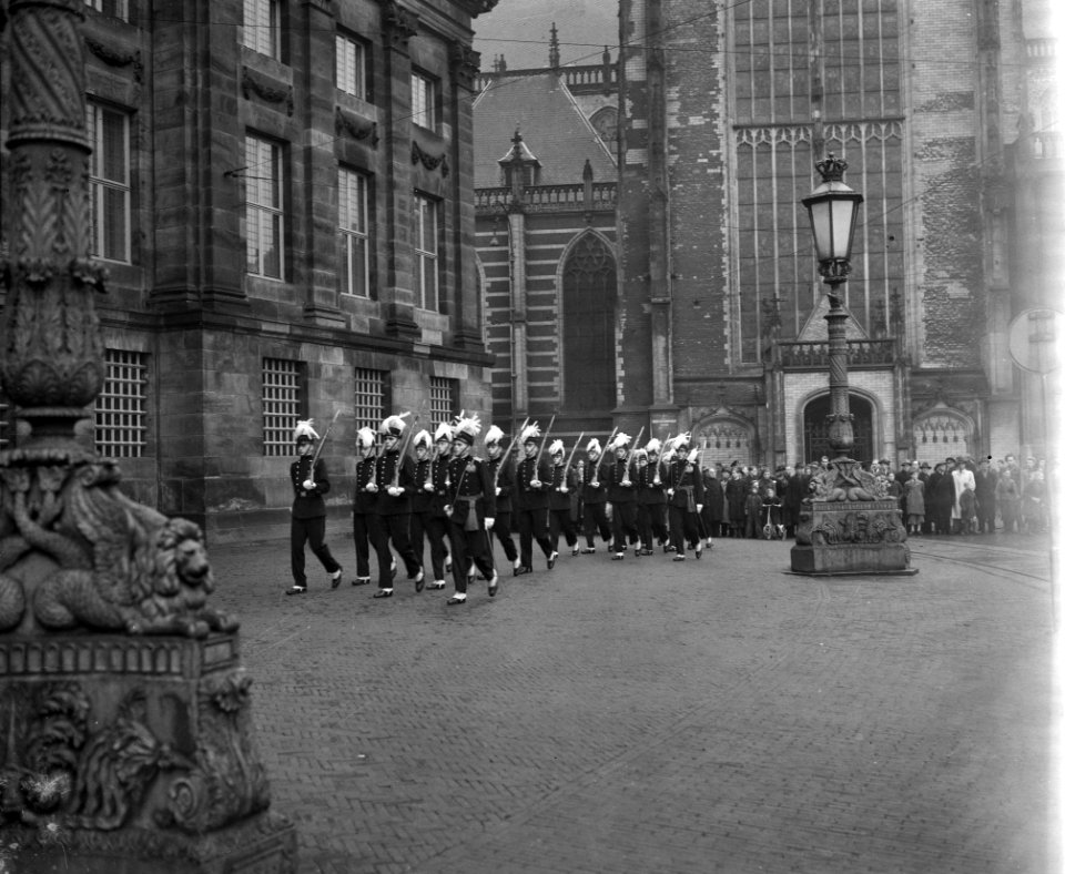 Wacht marcheert voor Koninklijk Paleis op de Dam te Amsterdam, Bestanddeelnr 901-9790