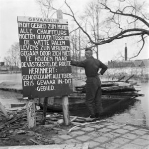 Waarschuwingsbord om binnen de aangegeven route te blijven vanwge mijnengevaar, Bestanddeelnr 900-5286