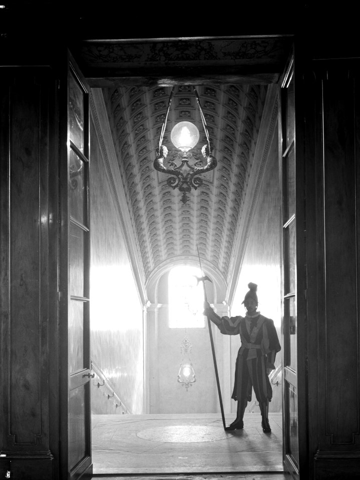 Wacht met hellebaard bij de trap der koningen de verbinding tussen de Sala Regia, Bestanddeelnr 191-1305