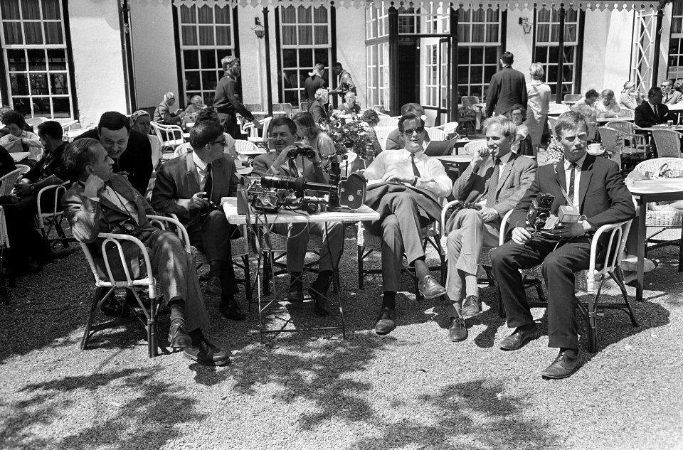 Wachten op Claus, fotografen wachten op terrasje tegenove Drakesteijn, Bestanddeelnr 917-9030