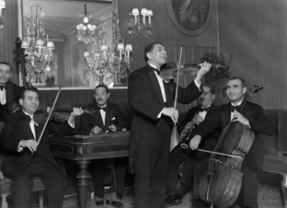 Warschau. Zigeunerorkest speelt in wijnhuis Fukier, Bestanddeelnr 191-0022